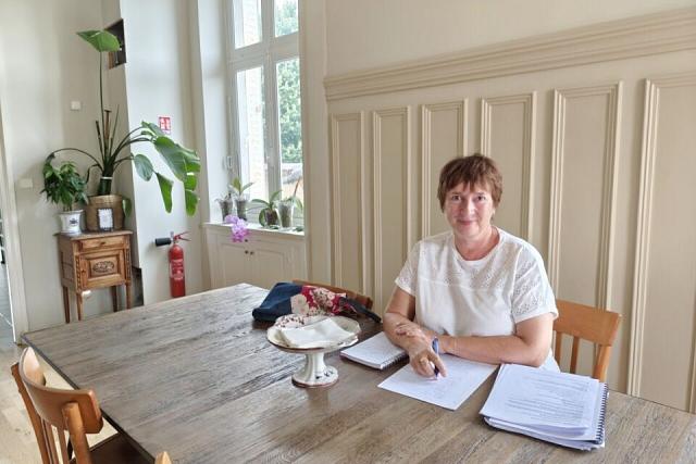 Nathalie Ochal est assise à la table de La Filature, lieu où elle pratique son activité
